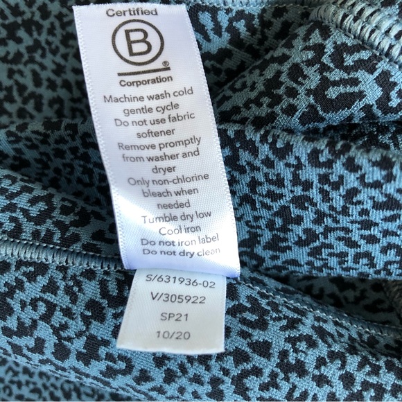 Athleta Salutation Stash II textured tight slate blue leopard print size M EUC - Picture 7 of 7